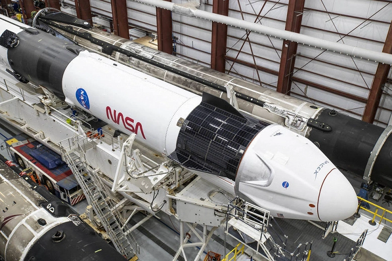 乗組員をISSに往復させるための最初の商用宇宙システムは、NASAによって認定されています