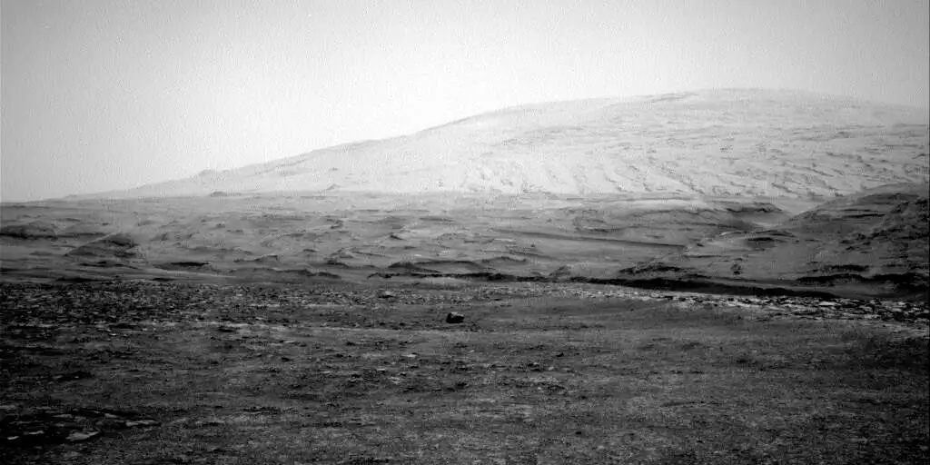 Mars, Curiosité, Jour 2965-2966: S'agit-il d'une autre météorite à la surface?