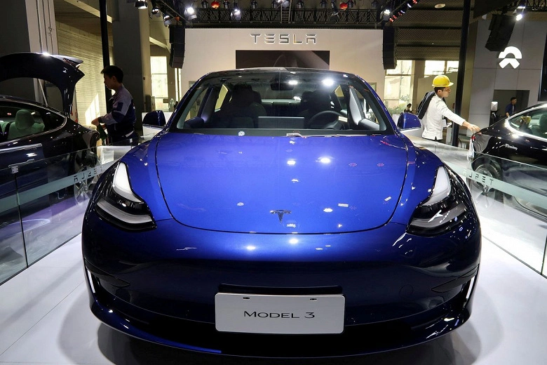 Tesla "chiama" auto in Cina per gli aggiornamenti software online