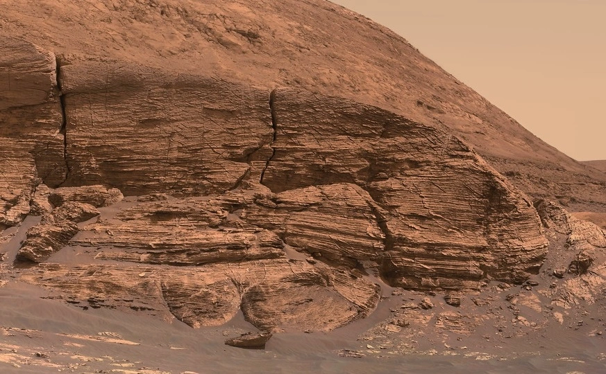 Curiosity는 화성에서 새로운 고해상도 사진을 보냈습니다.