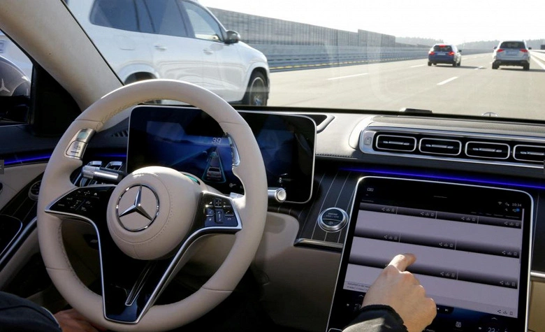 Mercedes-Benz ha un sistema simile a Tesla Autopilot pronto