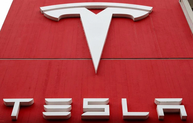 L'assemblage du véhicule électrique Tesla Model 3 en Californie suspendu