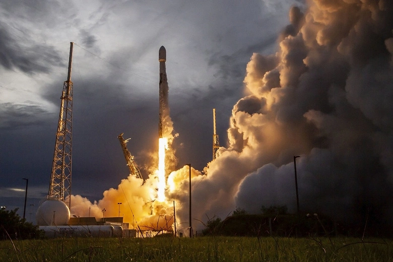 A SpaceX não pode lançar um novo foguete Falcon 9 com satélites Starlink: o lançamento já foi adiado duas vezes