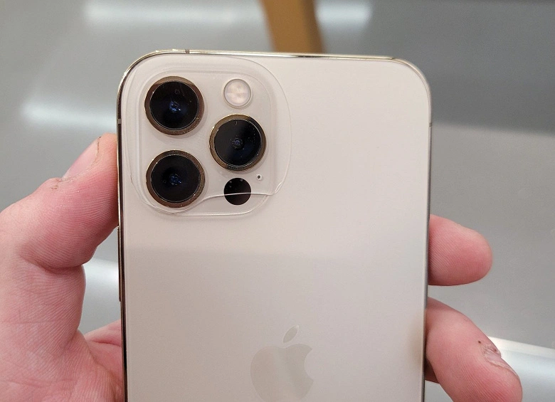 Il pannello posteriore dell'iPhone 12 Pro può rompersi senza impatto