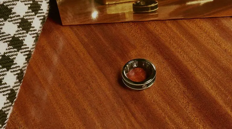 Le smart ring gucci est présenté en titane et en or 18 carats