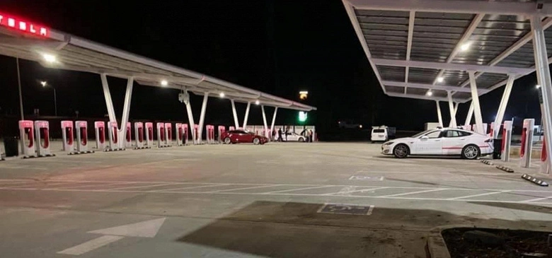 Tesla inaugura maior estação Supercharger do mundo