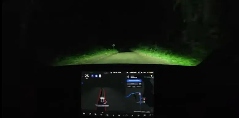 이제 Tesla Cars는 마킹없이 흙 도로에서도 자동 파일럿을 움직일 수 있습니다. 모든 FSD V9 기능 덕분입니다