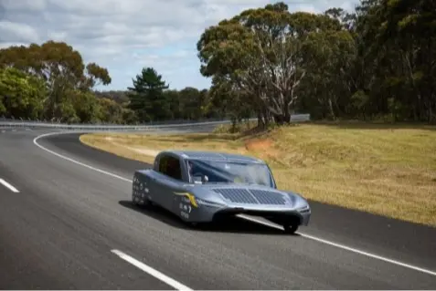 学生が電気自動車を作り、新しい世界記録を樹立