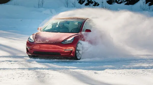 Tesla è stata multata per non aver avvertito i clienti quando l'autonomia dei suoi veicoli elettrici diminuisce con il freddo