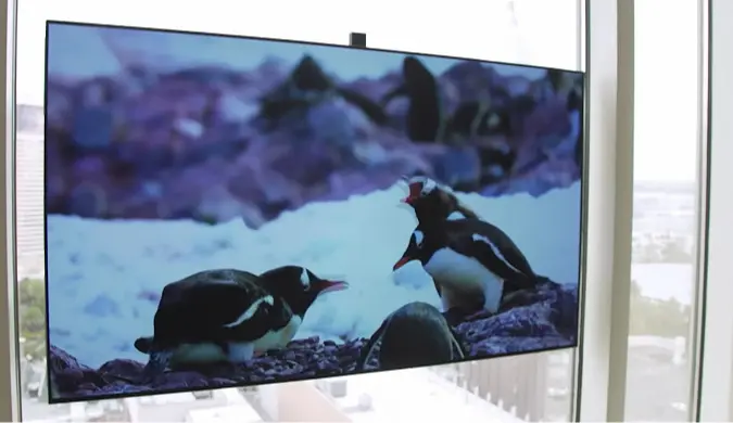 Al CES 2023 è stata introdotta una TV adesiva wireless da 55 pollici con batterie sostituibili