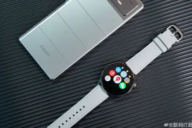 Nouveau Xiaomi Mix Fold 2, montre, écouteurs et un étui spécial. L'ensemble de l'édition de luxe a été montré sur des photos en direct