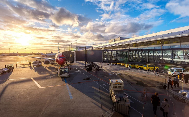 EUA atingidos pela maior interrupção afetando dezenas de milhares de aviões, mas o trabalho está lentamente voltando aos trilhos