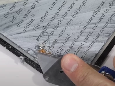 Lecteur Amazon Kindle Scribe testé pour sa résistance avec un couteau et du feu [VIDEO]