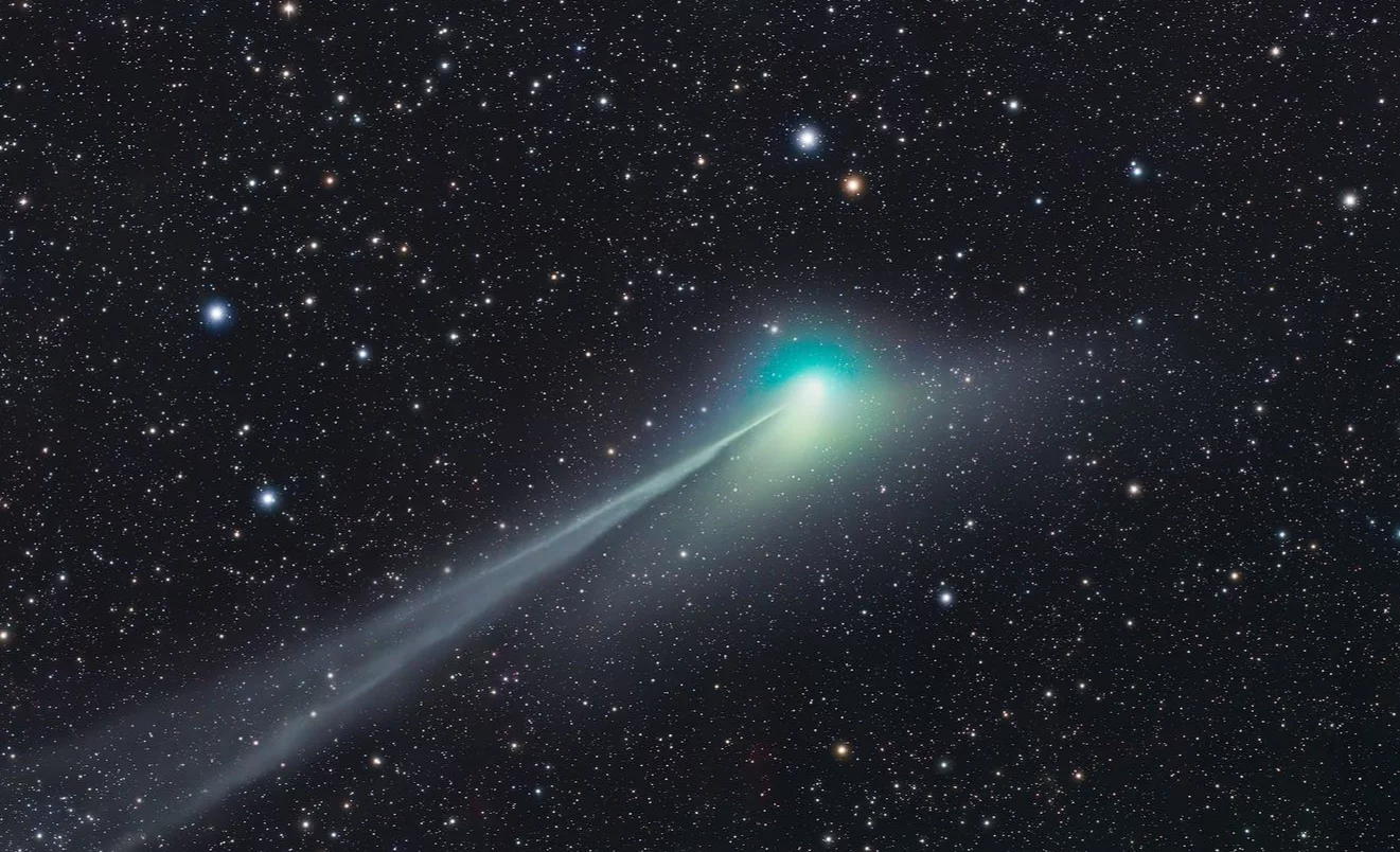 写真家は「緑色」の彗星の印象的な写真を撮りました