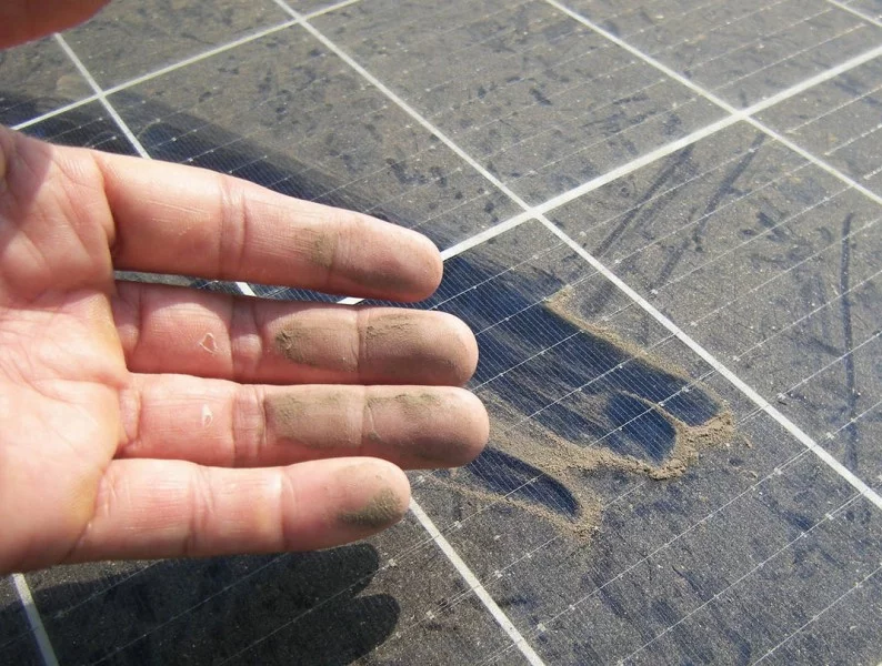 Pesquisadores ensinam painéis solares a se autolimparem