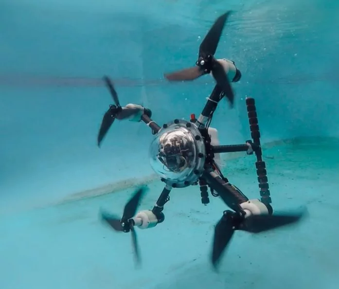 Chinesische Drohne kann unter Wasser fliegen und schwimmen [VIDEO]