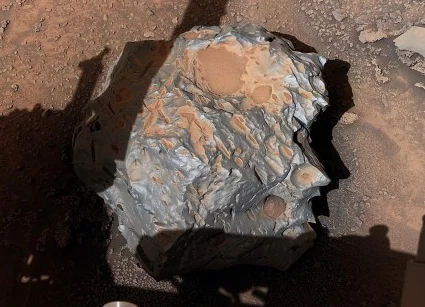 Rover encontra meteorito de metal em Marte