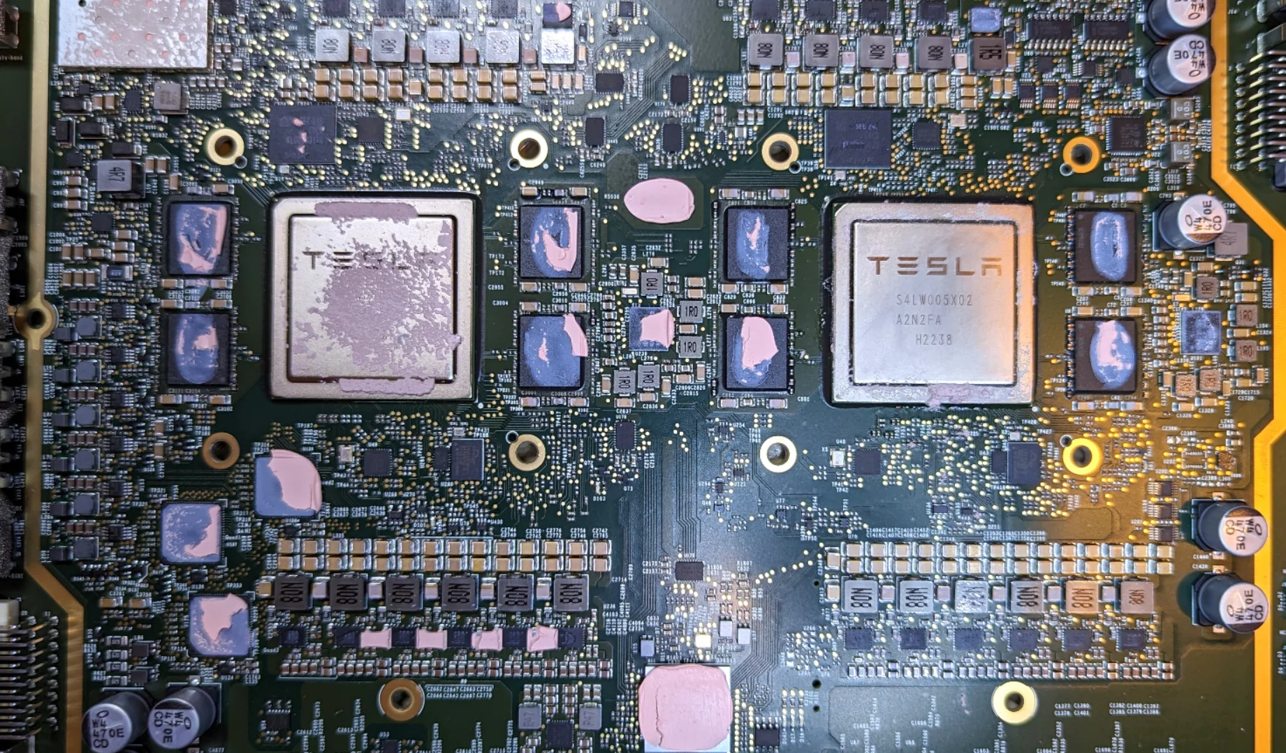 Il nuovo computer di bordo a 20 core di Tesla studiato prima dell'annuncio