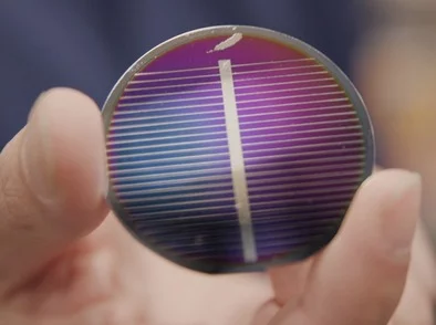 L'azienda del CEO di Amazon ha creato celle solari dall'imitazione della polvere lunare