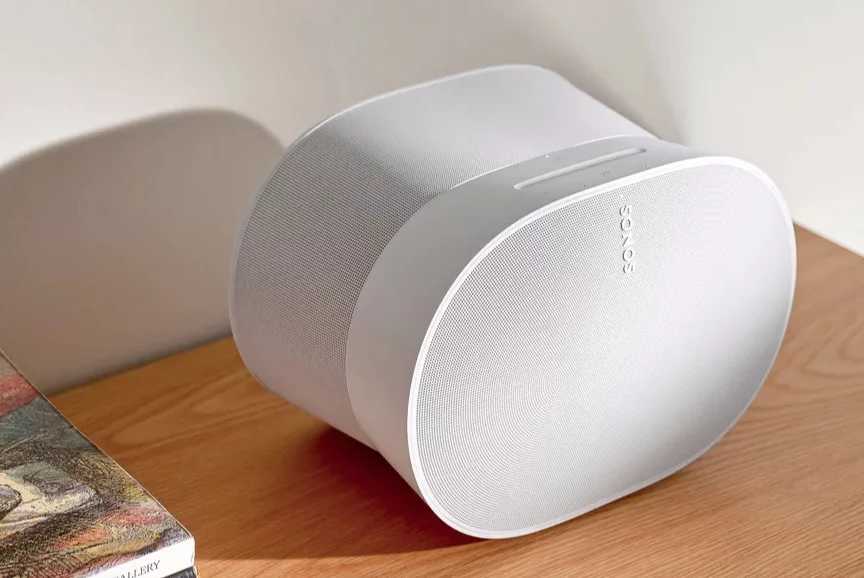 Gli smart speaker Sonos Era mostrati 