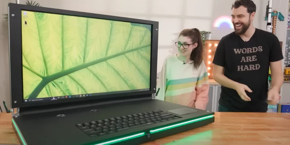 Enthusiasten haben einen 43-Zoll-Laptop zusammengebaut: 50 kg, Intel-Prozessor und Redragon-„Mechanik“ [VIDEO]