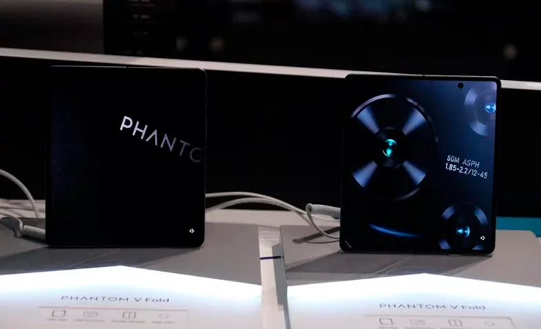 MWC 2023で展示された折りたたみ式TECNO PHANTOM V Fold